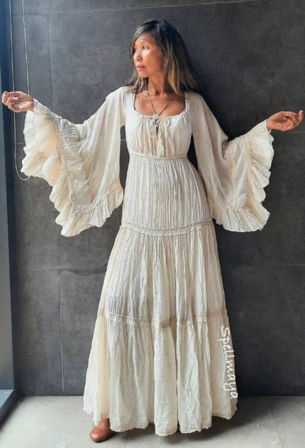 Gaun panjang dengan aksen renda